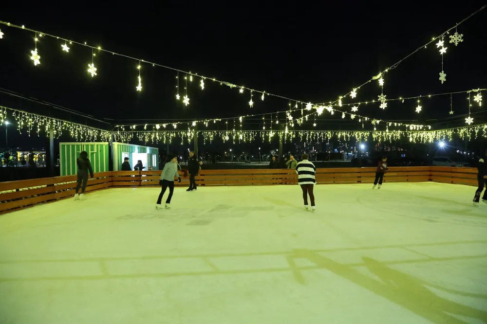 Başkan Büyükkılıç, açık hava buz pateni pistini inceledi