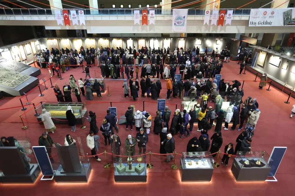 Başkan Büyükkılıç, Kutsal Emanetler ve Vakıf Eserleri Sergisi’nde vatandaşla bir araya geldi