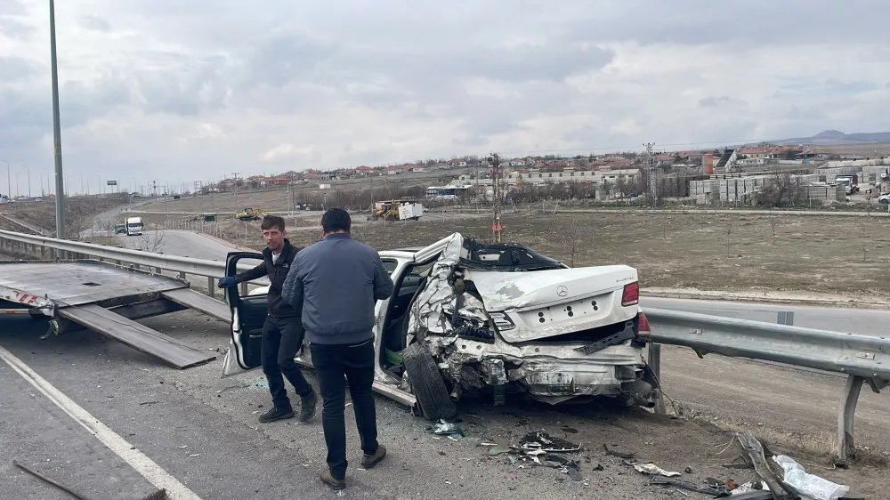 Kayseri’de TIR yol kenarında duran otomobile çarptı: 1 ağır yaralı