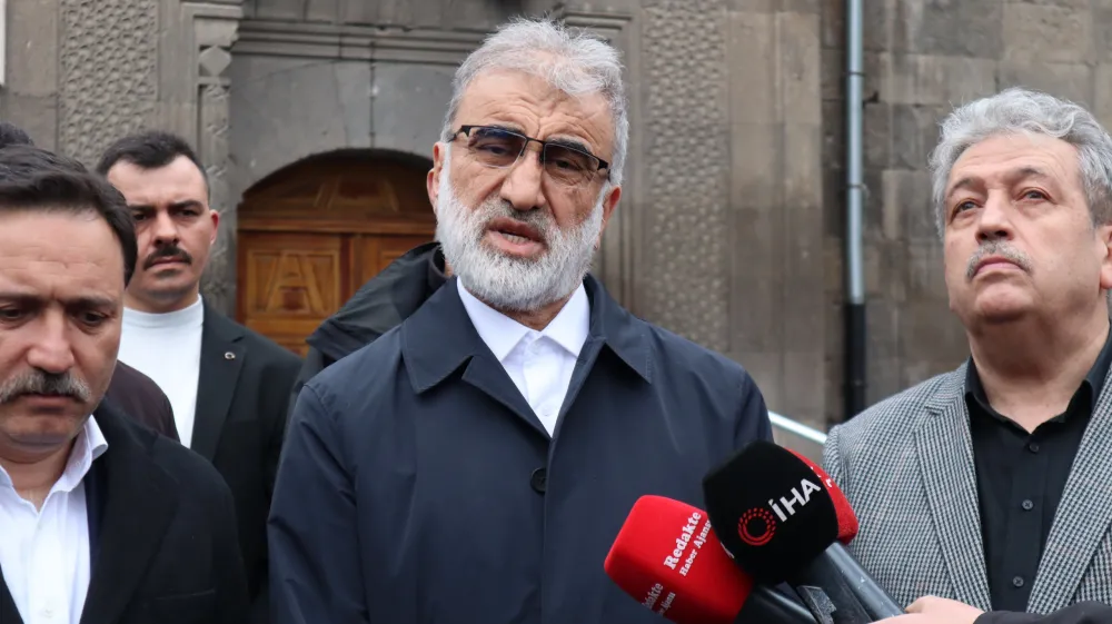 Kayseri protokolü Hunat Camii’nde vatandaşlarla bayramlaştı