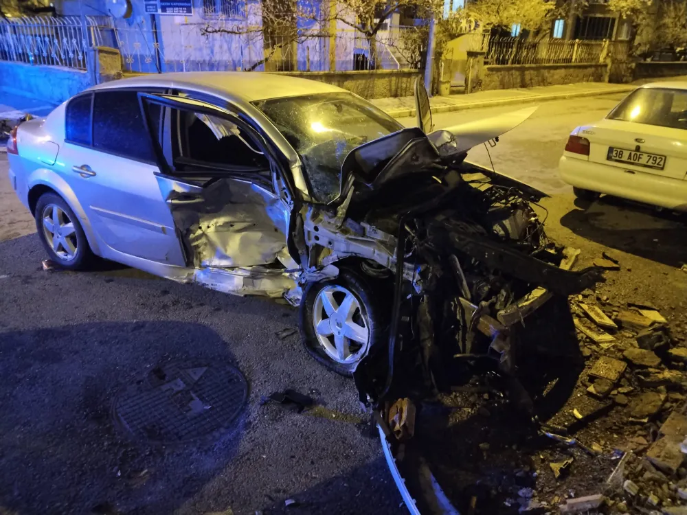 Kayseri'de iki otomobil çarpıştı: 1'i ağır 5 yaralı 