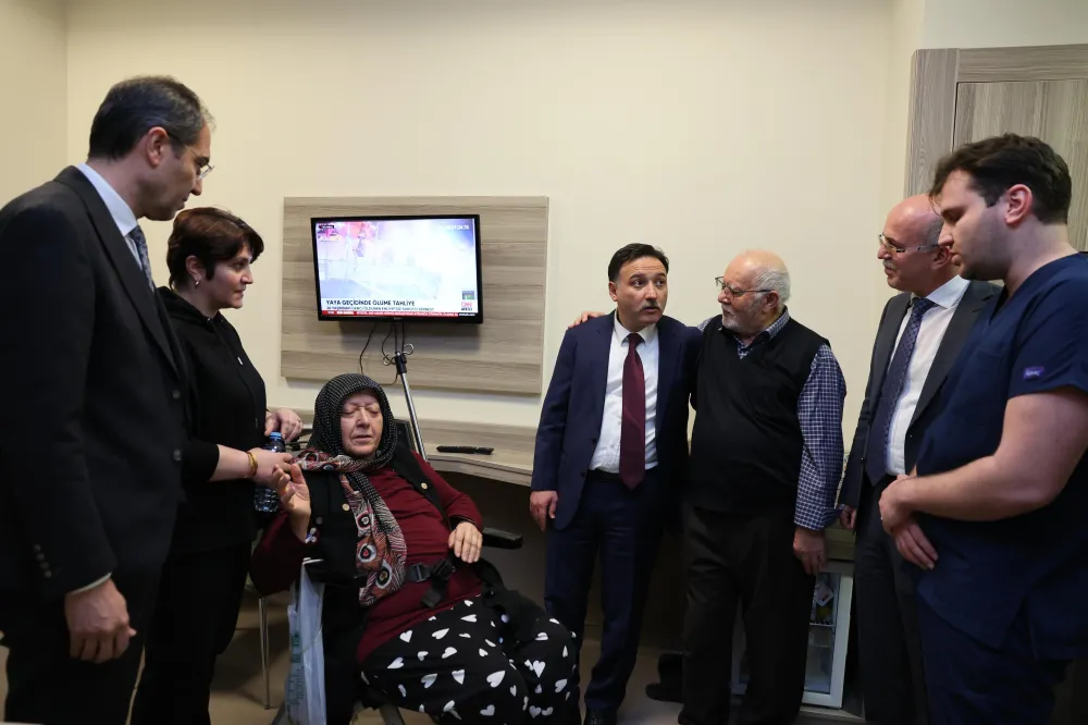 Vali Çiçek'ten şehit annesine tedavi gördüğü hastanede ziyaret