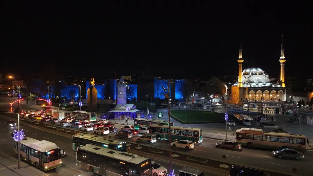 Büyükşehir Belediyesi tarihi surları mavi ışıkla aydınlatarak otizm farkındalığına dikkat çekti