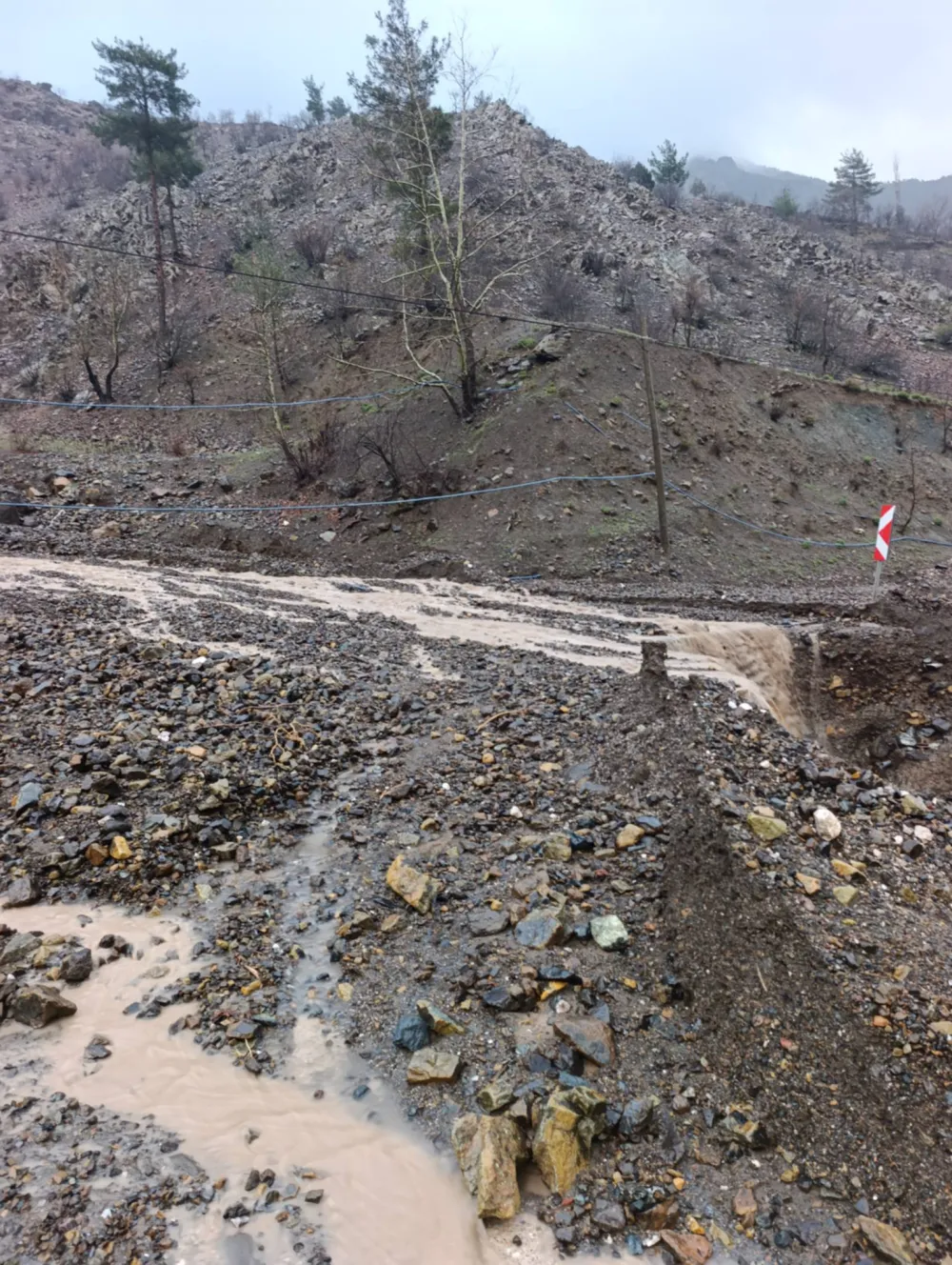 Yahyalı’da sağanak yağış Kapuzbaşı-Ulupınar yolunu ulaşıma kapadı