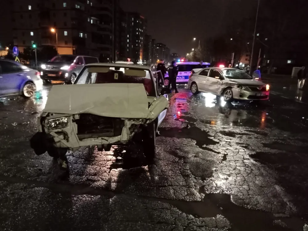 İki otomobilin çarpıştığı kazada hasar meydana geldi