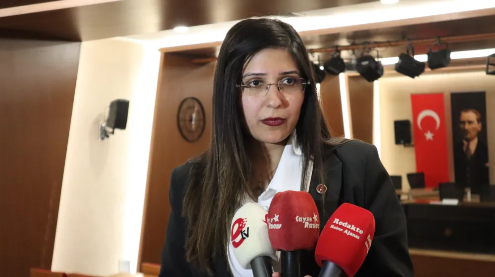 İYİ Partili Hakkomaz: Belediyenin yaklaşık 23 dairelik bir zarar kaybı var