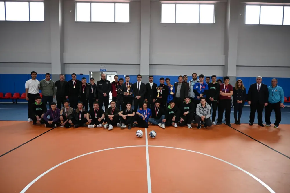 Sarıoğlan’da Gençler Futsal Turnuvası sona erdi