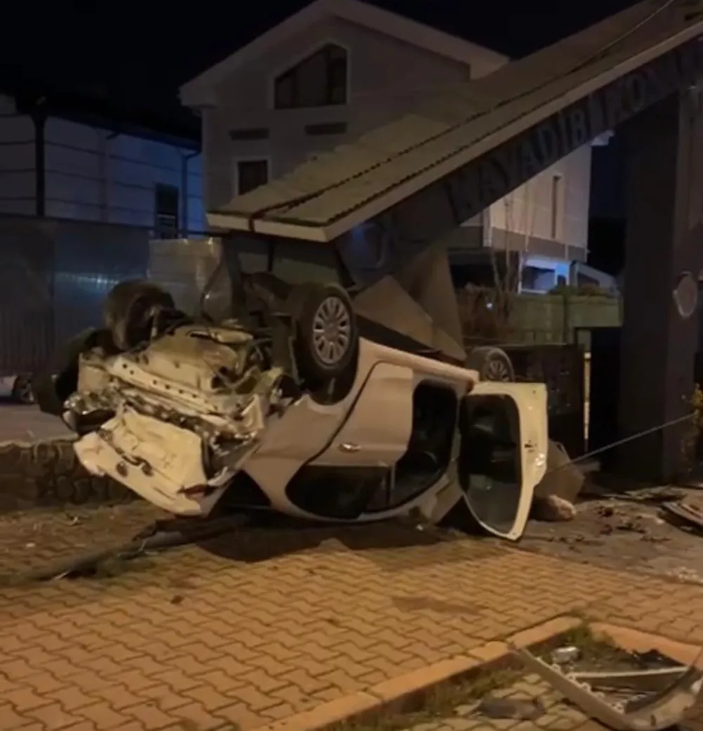 Otomobil beton bloğa çarptı: 1 yaralı