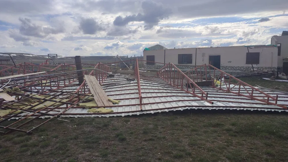 Pınarbaşı’da şiddetli rüzgar müstakil evin çatısını uçurdu 