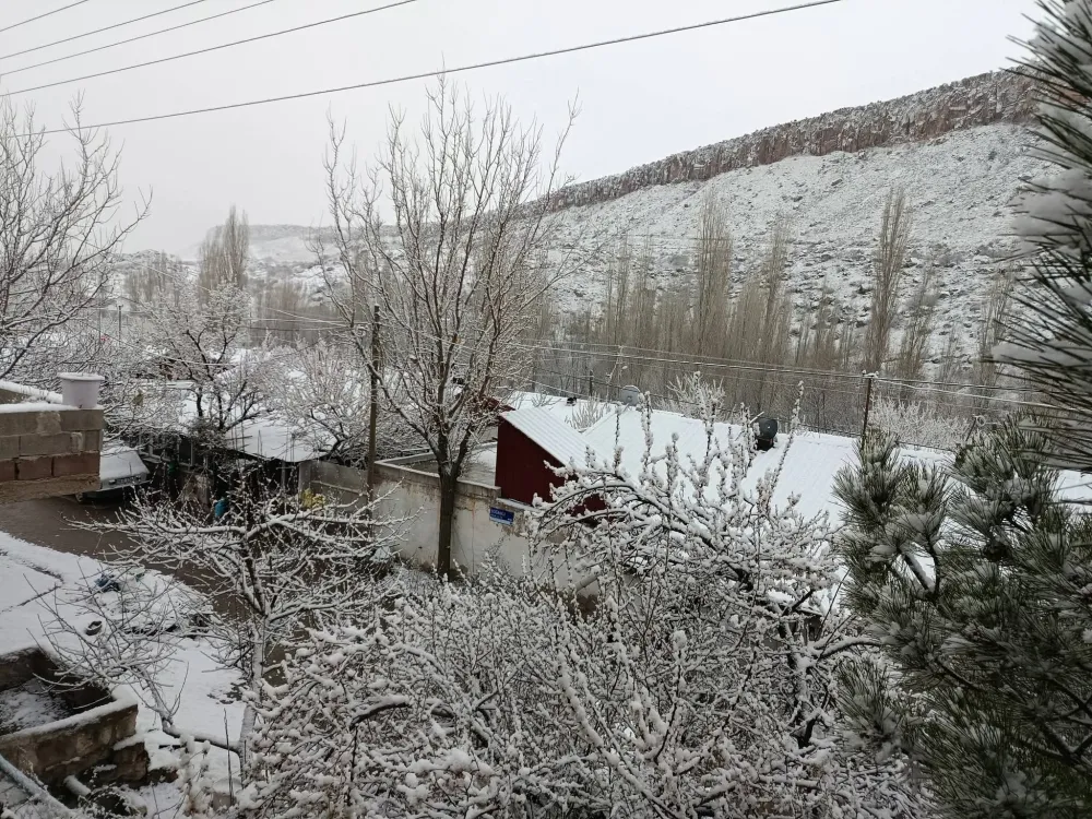 Yeşilhisar’da yüksek kesimler beyaza büründü