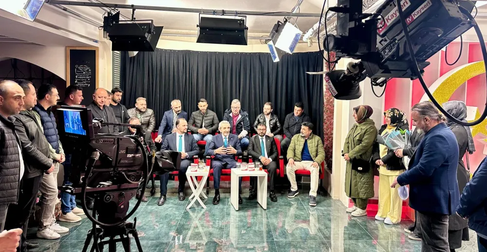 Canlı yayında işçiler stüdyoyu basarak, destek sloganları attı