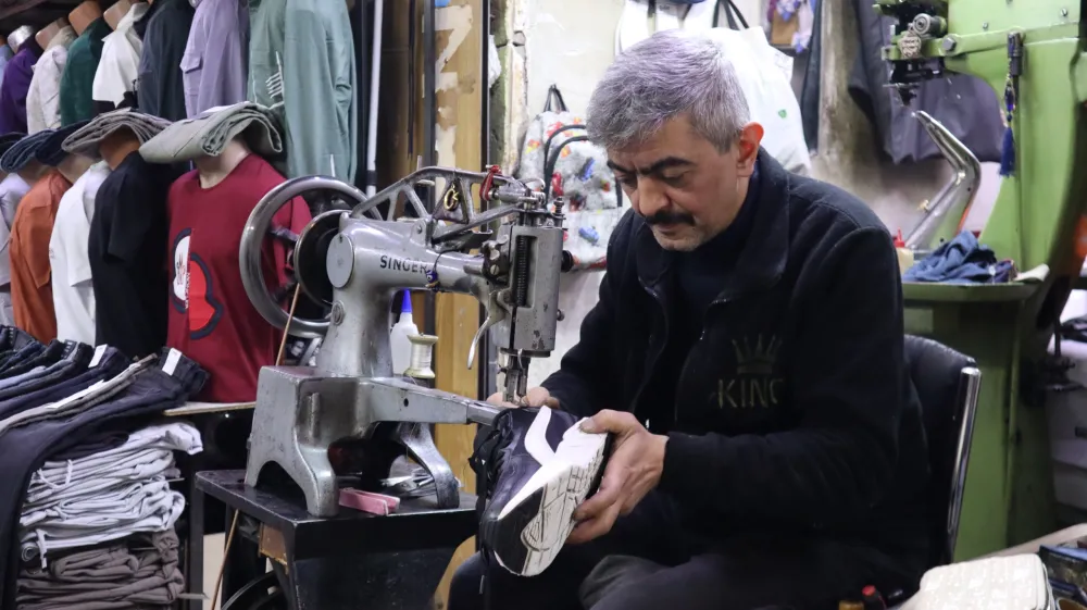3 çocuk babası, 36 yıldır ayakkabı tamir ederek geçimini sağlıyor
