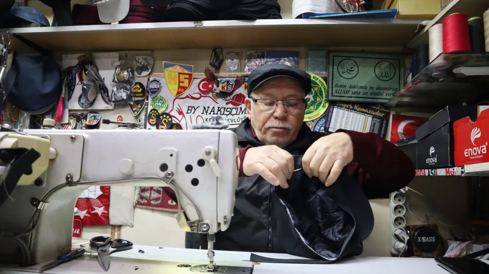 59 yıldır şapka üreterek geçimini sağlıyor