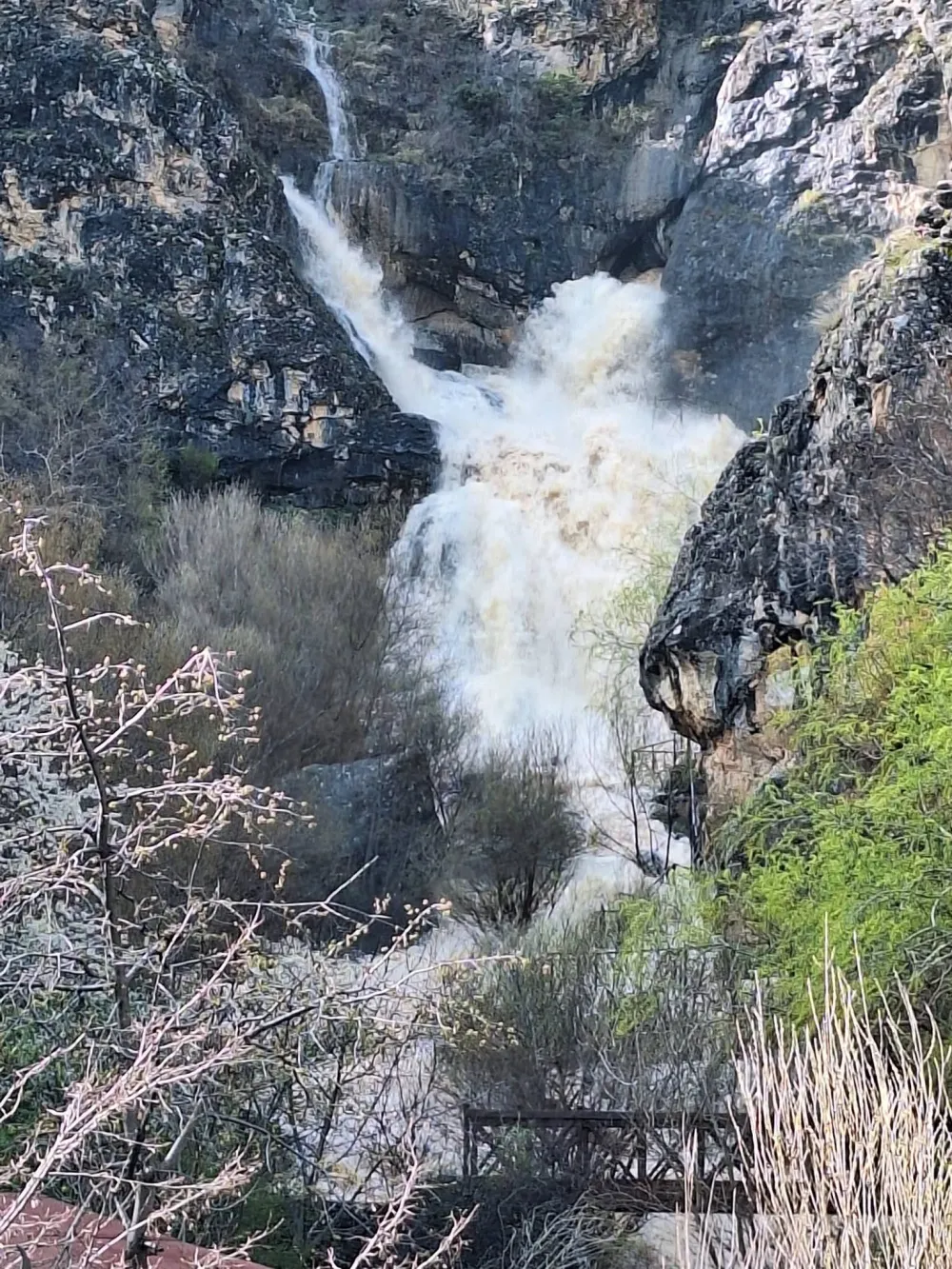 Derebağı Şelalesi’nde sağanak yağış debiyi artırdı