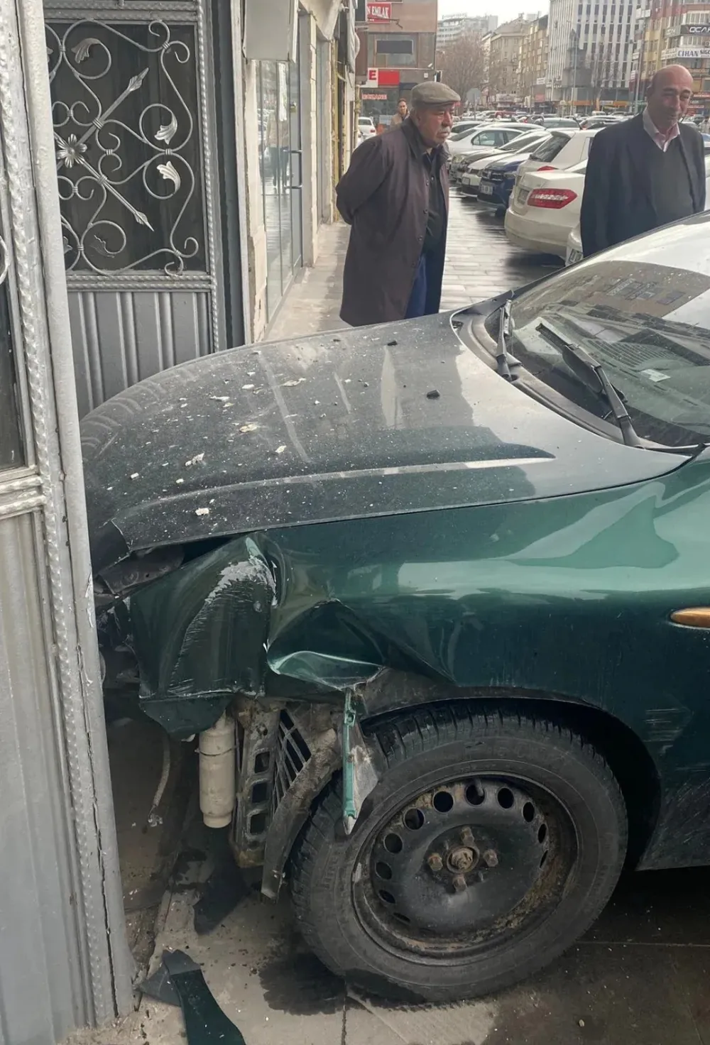 Otomobil iş merkezine girdi