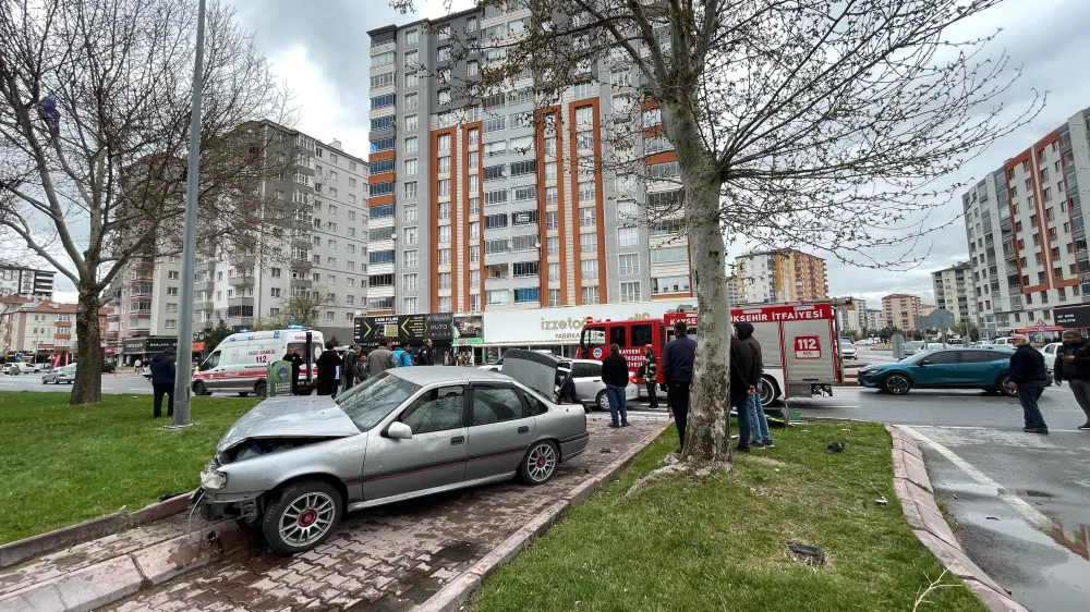 İki otomobil çarpıştı: 3 yaralı