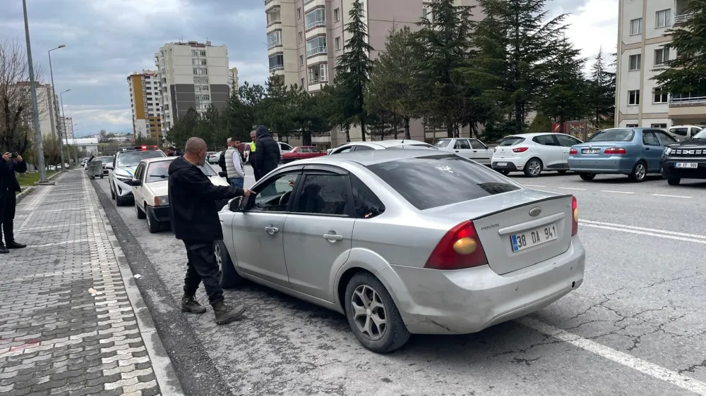 Kayseri’de polisin ‘dur’ ihtarına uymayan ehliyetsiz sürücü yakalandı
