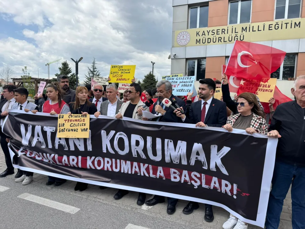 CHP teşkilatından İl Milli Eğitim Müdürlüğü önünde basın açıklaması