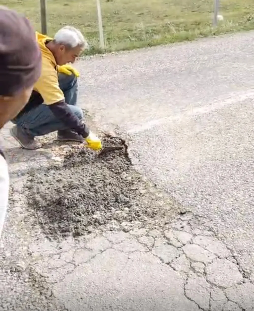 Tomarza’da mahalleli bozuk yolu betonla onardı