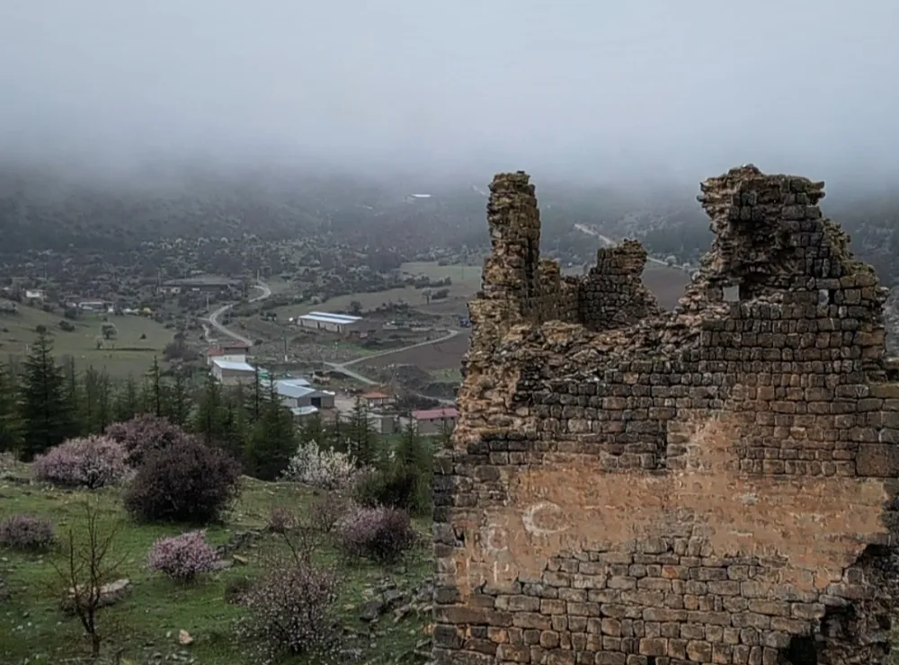 Yahyalı’da tarihi kale ve surları doğasıyla dikkat çekiyor