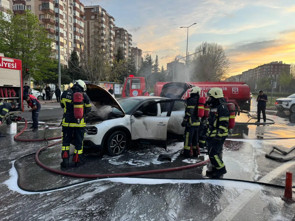 Kayseri’de seyir halindeki elektrikli otomobilde yangın