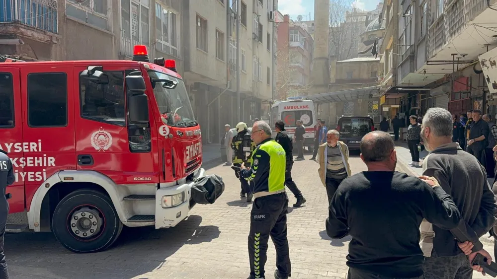 4 katlı binada çıkan yangında 1’i bebek 5 kişi dumandan etkilendi