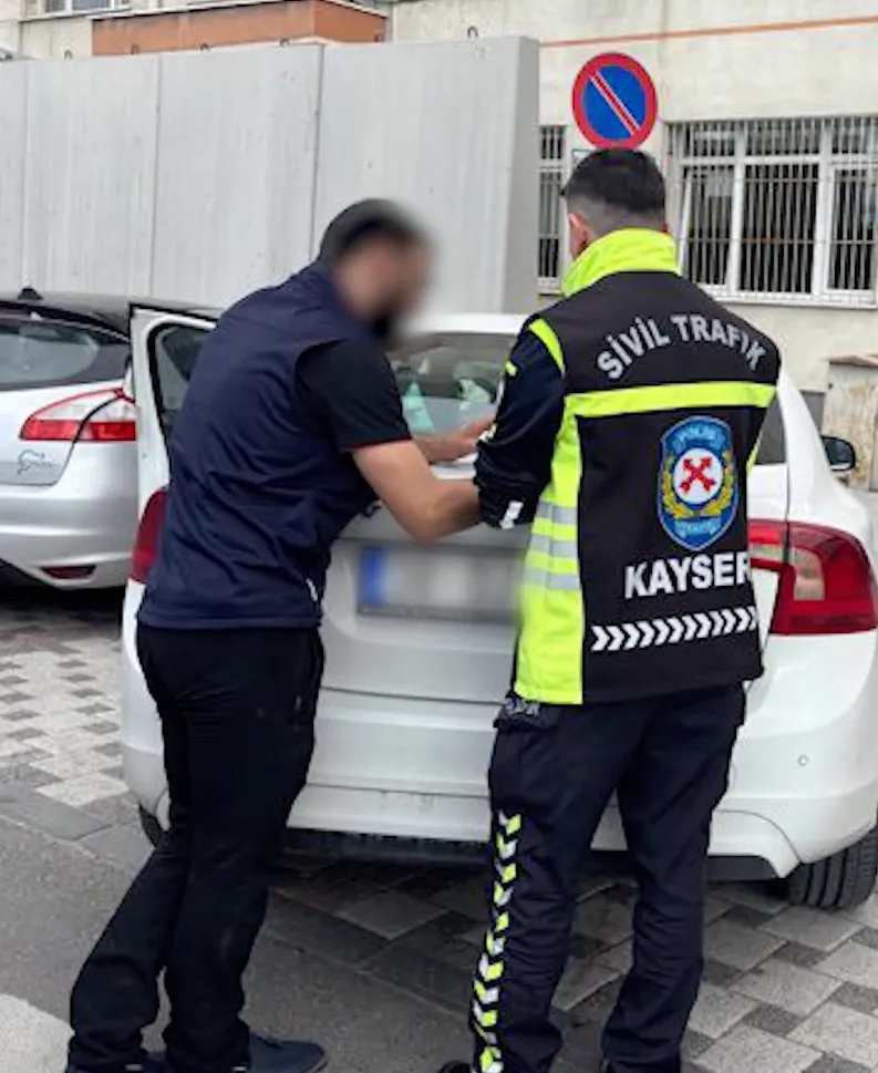 Araçlarından inerek trafikte tartışan 2 sürücüye 560 bin TL ceza