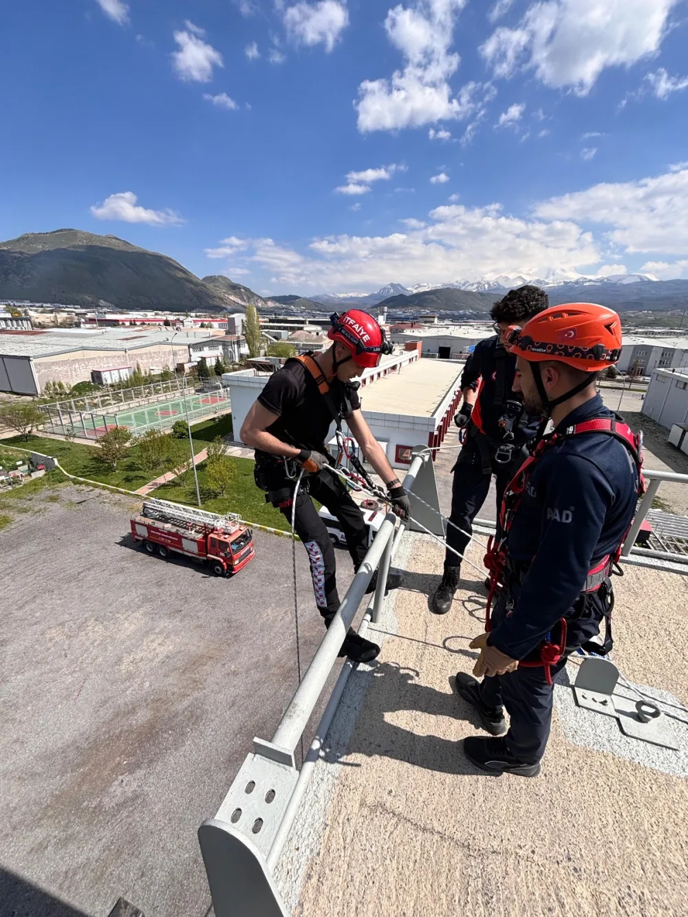 Kayseri OSB itfaiyesinde zorlu parkurlarda eğitim